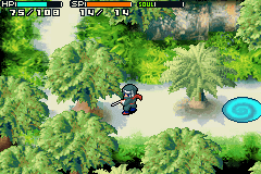 Ninja przedziera się przez leśne ostępy.